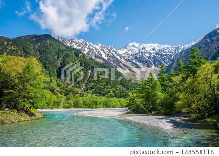 The magnificent view of Kamikochi: "The beautiful flow of the Azusa River and the Hotaka mountain range in the season of fresh greenery" 128558118