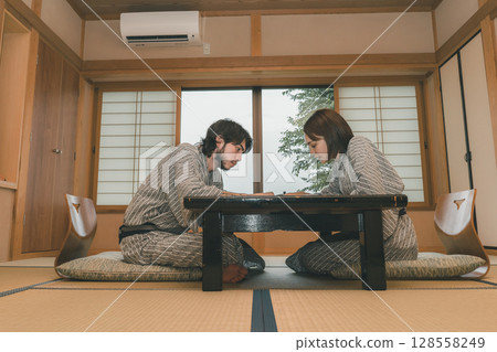 ryokan, japanese inn, heterosexual couple 128558249