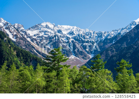 上高地風景“殘雪的穗高山脈” 128558425