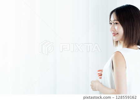 一個女人站在窗邊 128559162