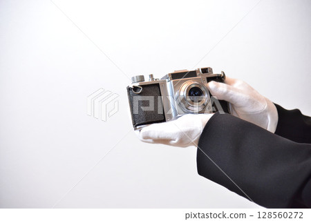 Image of an appraiser evaluating a camera 128560272