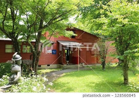 A summer house located in Karuizawa Taliesin on the shores of Lake Shiozawa 128560845