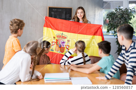 Teacher with flag of Spain tells story of the emergence of the state in Iberian Peninsula 128560857