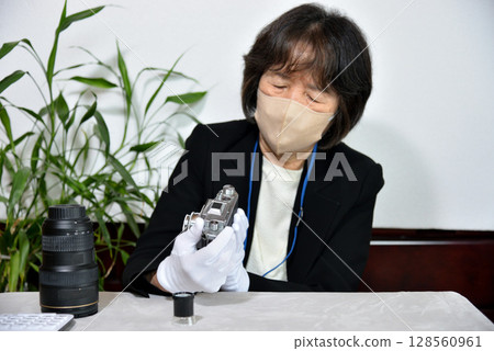Image of an appraiser evaluating a camera 128560961