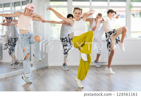 Teen girl with group of teenage friends, learn to dance hip hop 128561161