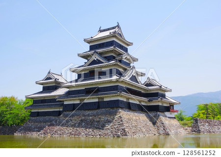 國寶松本城的天守閣、石牆和護城河景觀 國寶松本城的天守閣、石牆和護城河景觀 128561252