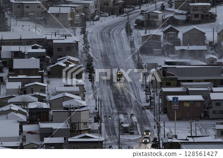 【羅森迷離難】冬日清晨，駛向終點的路面電車 北海道函館 128561427