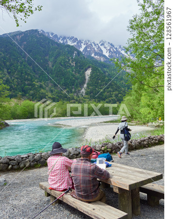 夏季，老年男女遊客在上高地的旅遊景點河童橋欣賞風景 128561967