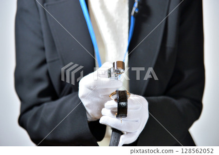 評估師正在評估一隻手錶的圖片 128562052