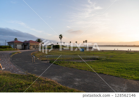 <Chiba Prefecture> Choshi Marina Beach at dusk 128562146