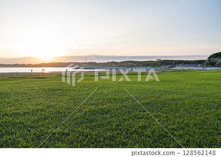 <Chiba Prefecture> Choshi Marina Beach at dusk 128562148