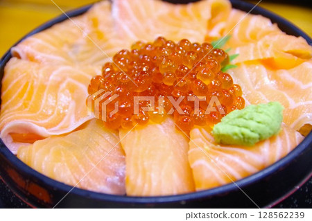 三文魚和三文魚子海鮮 oyakodon 三文魚和三文魚子海鮮 oyakodon 128562239