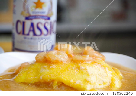 以札幌經典為背景的蝦仁天津飯 以札幌經典為背景的蝦仁天津飯 128562240