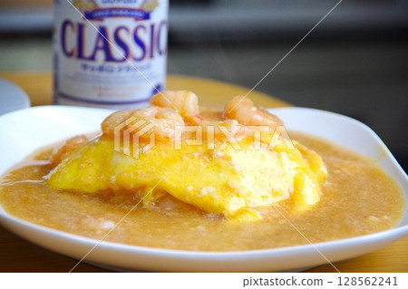 以札幌經典為背景的蝦仁天津飯 128562241