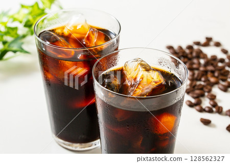 冰咖啡和咖啡豆 128562327