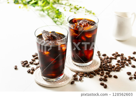 Iced coffee and coffee beans 128562603