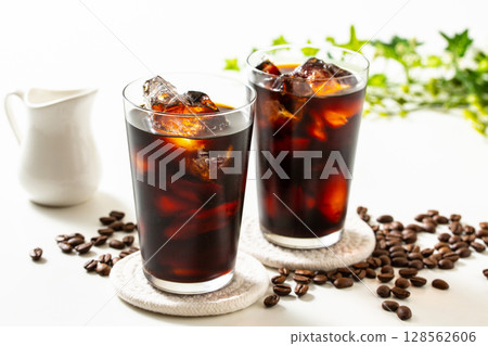Iced coffee and coffee beans 128562606