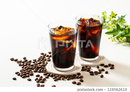 Iced coffee and coffee beans 128562610