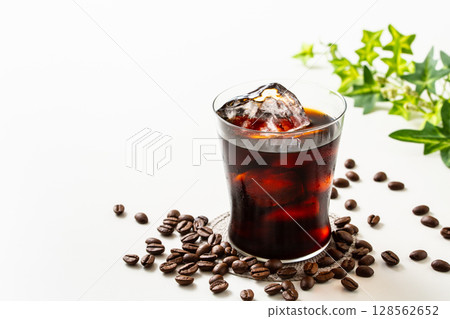 Iced coffee and coffee beans 128562652
