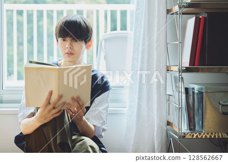 靠窗讀書的男人 128562667