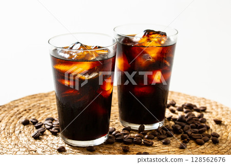 Iced coffee and coffee beans 128562676