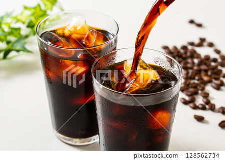 Pour iced coffee 128562734