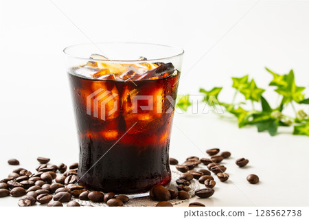 Iced coffee and coffee beans 128562738