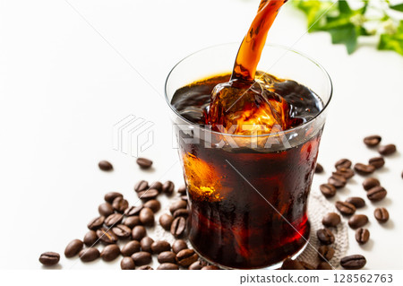Pour iced coffee Pour iced coffee 128562763