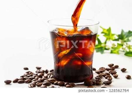 Pour iced coffee Pour iced coffee 128562764