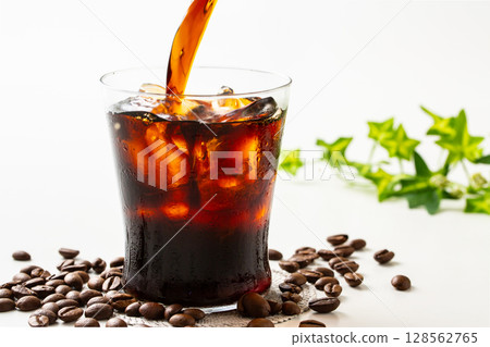 Pour iced coffee Pour iced coffee 128562765