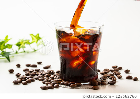 Pour iced coffee Pour iced coffee 128562766