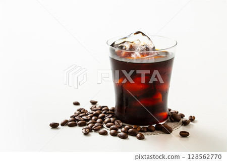Iced coffee and coffee beans 128562770