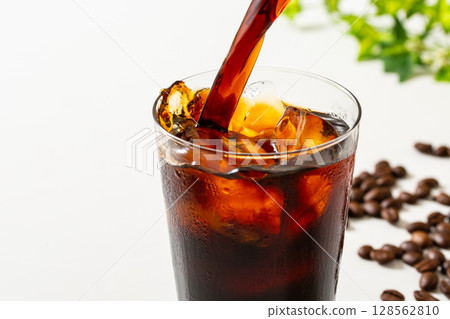 倒入冰咖啡 倒入冰咖啡 128562810