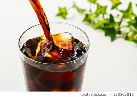 倒入冰咖啡 128562818
