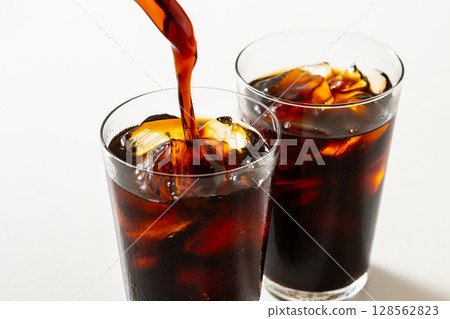 Pour iced coffee Pour iced coffee 128562823