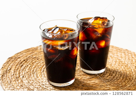 Iced coffee at the drink bar 128562871