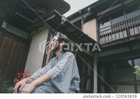 alien, caucasian, ryokan 128563639