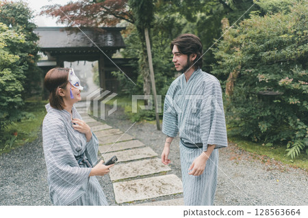 日式旅店 浴衣 男人和女人 128563664