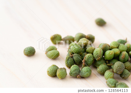 Japanese pepper berries (Japanese pepper) 128564113