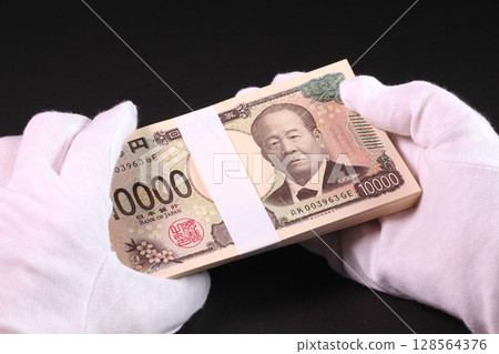 戴著白手套拿著一疊鈔票 128564376