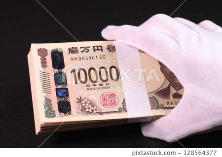 戴著白手套拿著一疊鈔票 128564377