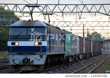東海道本線EF210-327型集裝箱貨運列車 128564386