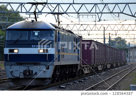 東海道本線運行的EF210-326次貨櫃貨運列車 128564387