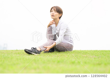 運動後接受按摩的女人 運動後接受按摩的女人 128564402