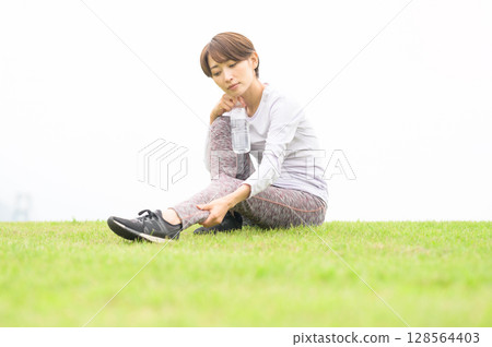 運動後接受按摩的女人 運動後接受按摩的女人 128564403