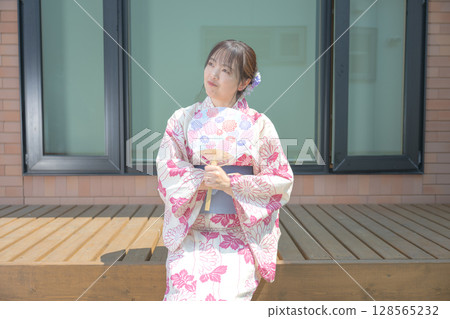 微笑的yukata婦女 128565232