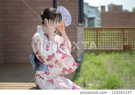 穿著浴衣的憂慮女人 穿著浴衣的憂慮女人 128565247