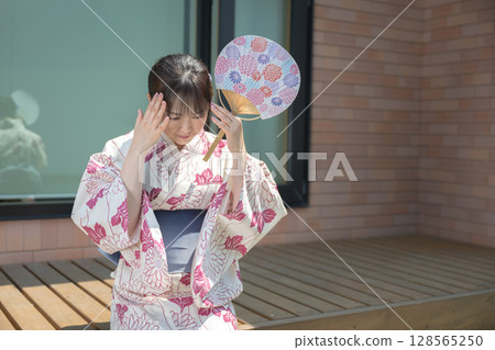 Yukata woman enduring 128565250