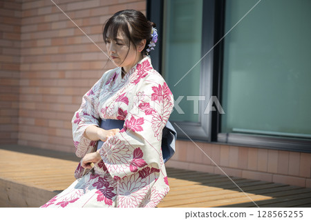 Thinking Japanese woman Thinking Japanese woman 128565255