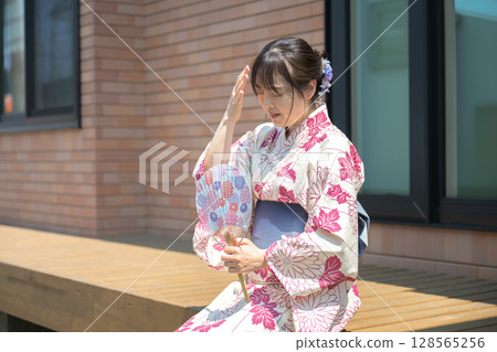 一名身穿浴衣的女子抱著頭 128565256